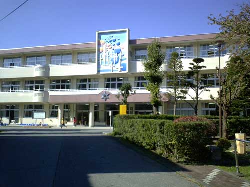 明見小学校の外観
