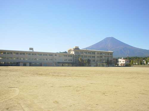 下吉田中学校の外観