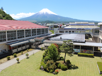 明見中学校の外観