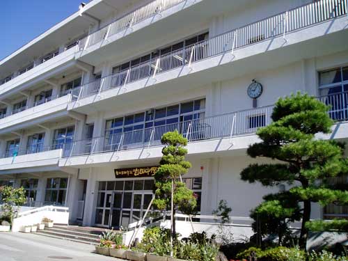 吉田中学校の外観