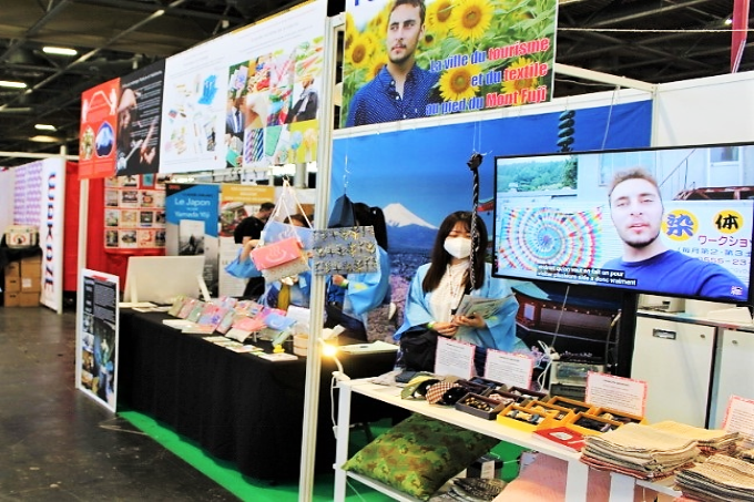 織物商品の物販ブースの画像