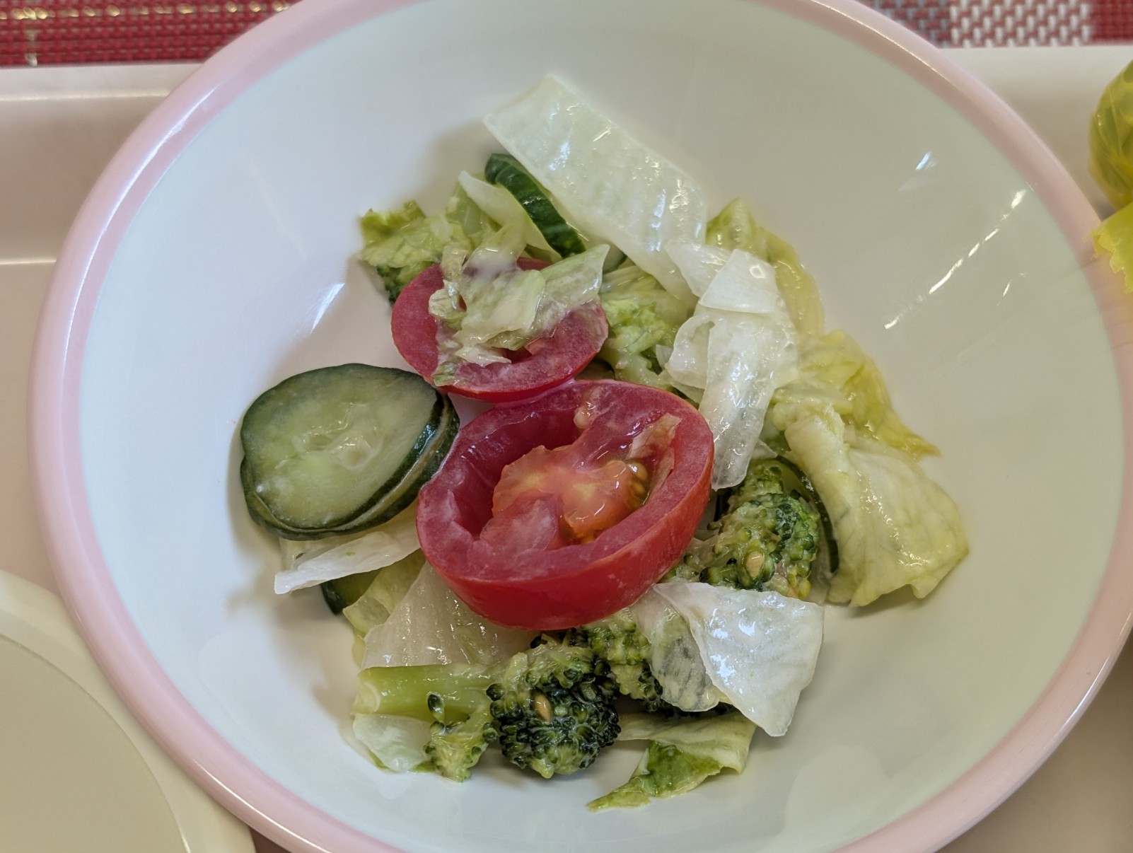 9月11日の給食のフルーツトマトのサラダの写真