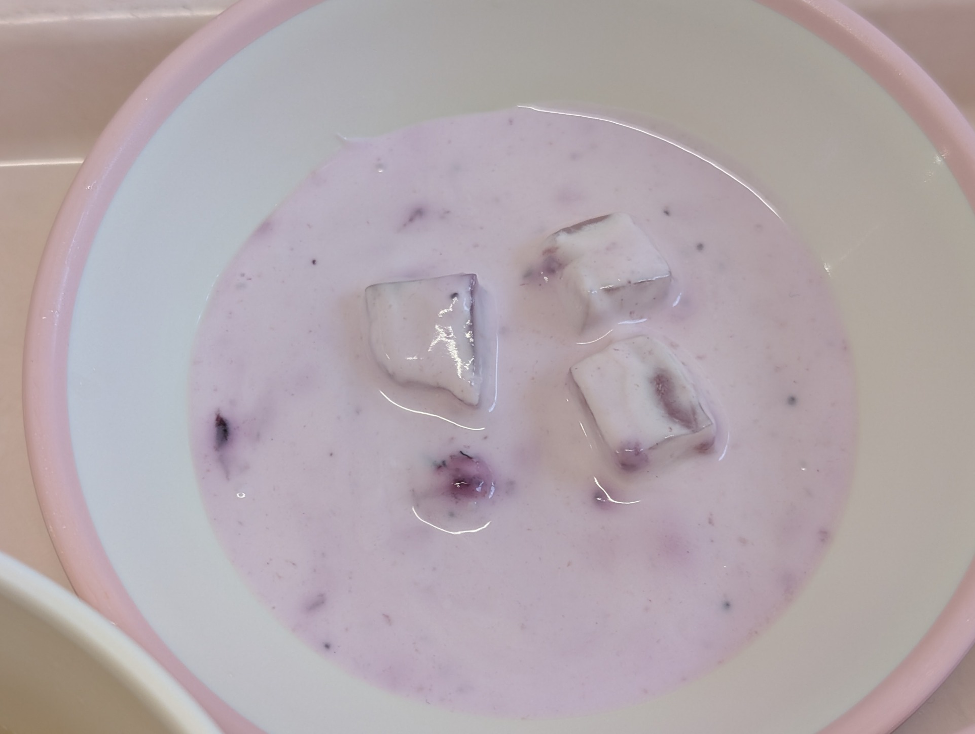 9月4日の給食のブルーベリーヨーグルトの写真