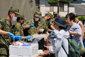 自衛隊による災害時炊き出し試食体験_写真1