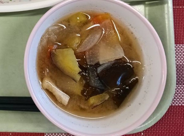 12月15日の給食のさつまいものみそ汁の写真