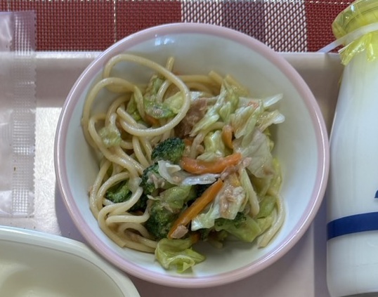 12月2日の給食のスパゲティサラダの写真
