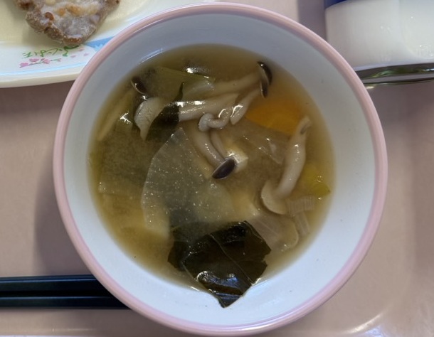 12月1日の給食の野菜たっぷりみそ汁の写真