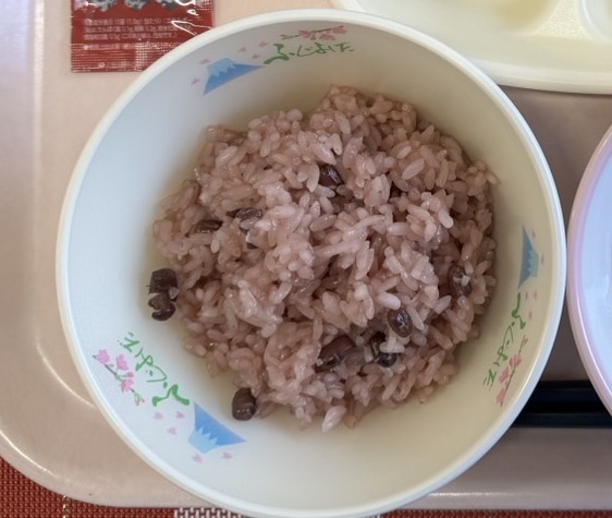 3月18日の給食のお赤飯の写真