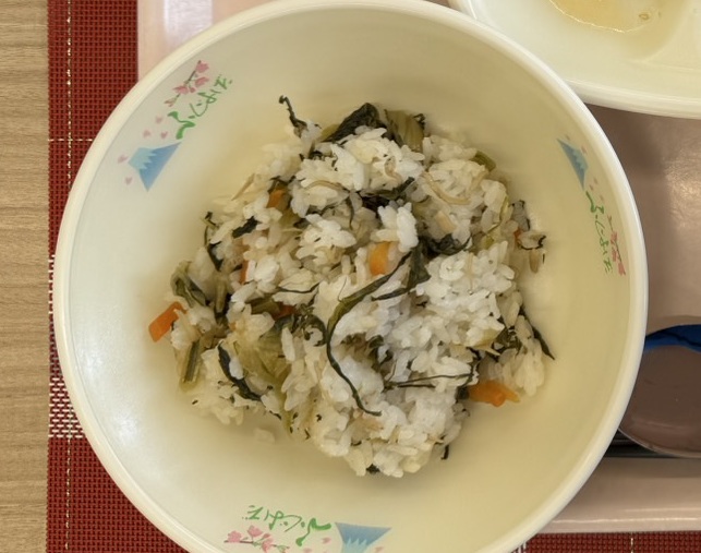 3月16日の給食の鳴沢菜とじゃこのチャーハンの写真