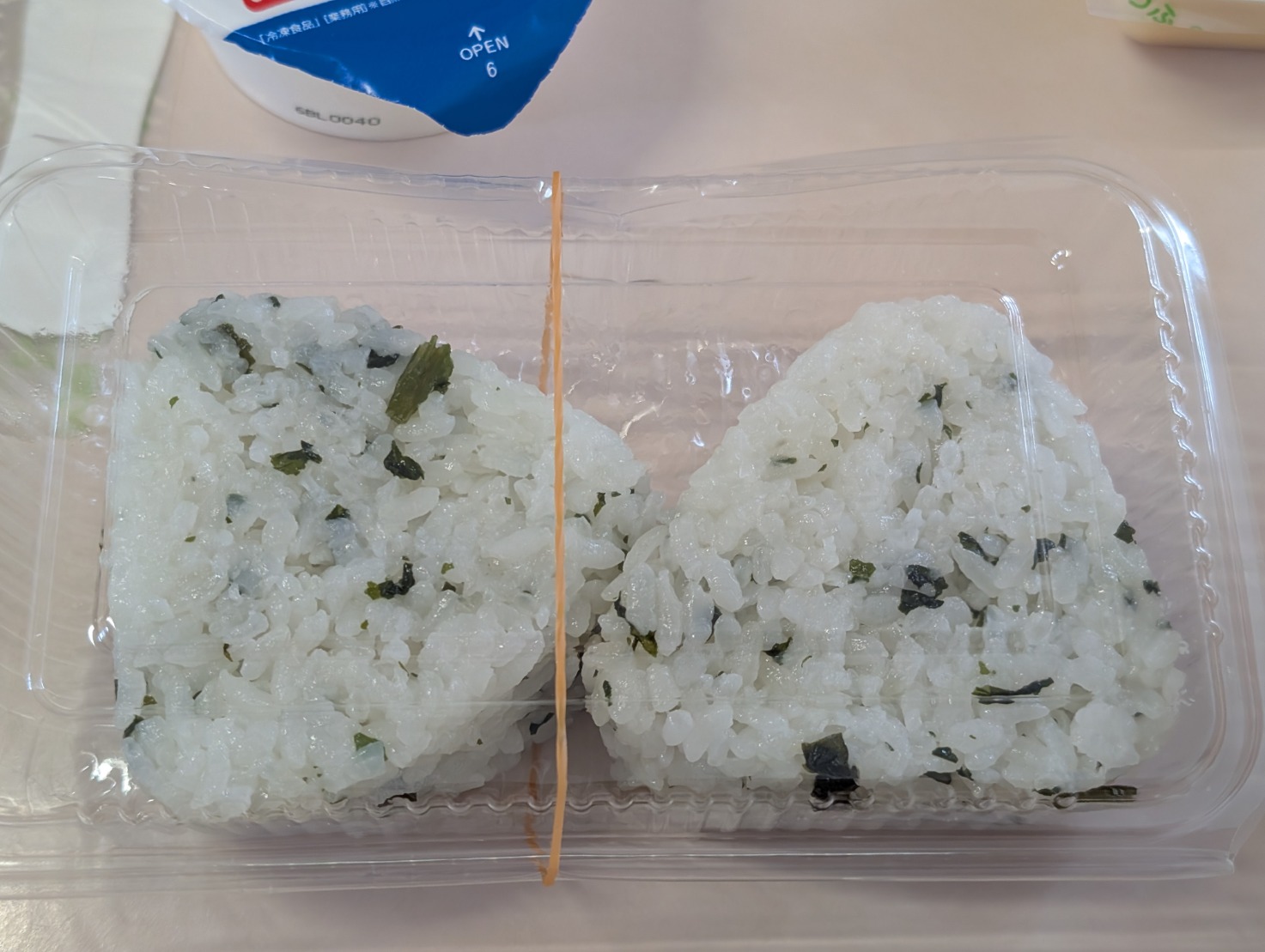 3月11日の給食のわかめおにぎりの写真