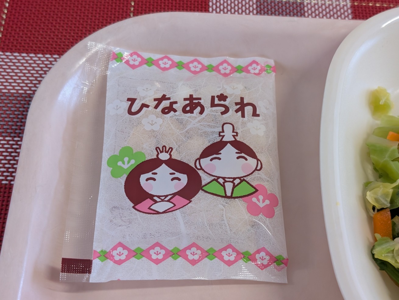 3月3日の給食のひなあられの写真