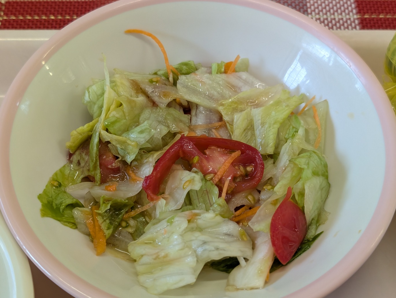 5月12日の給食のトマト入りサラダの写真