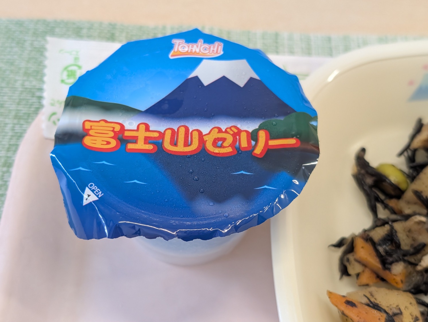 7月1日の給食の富士山ゼリー