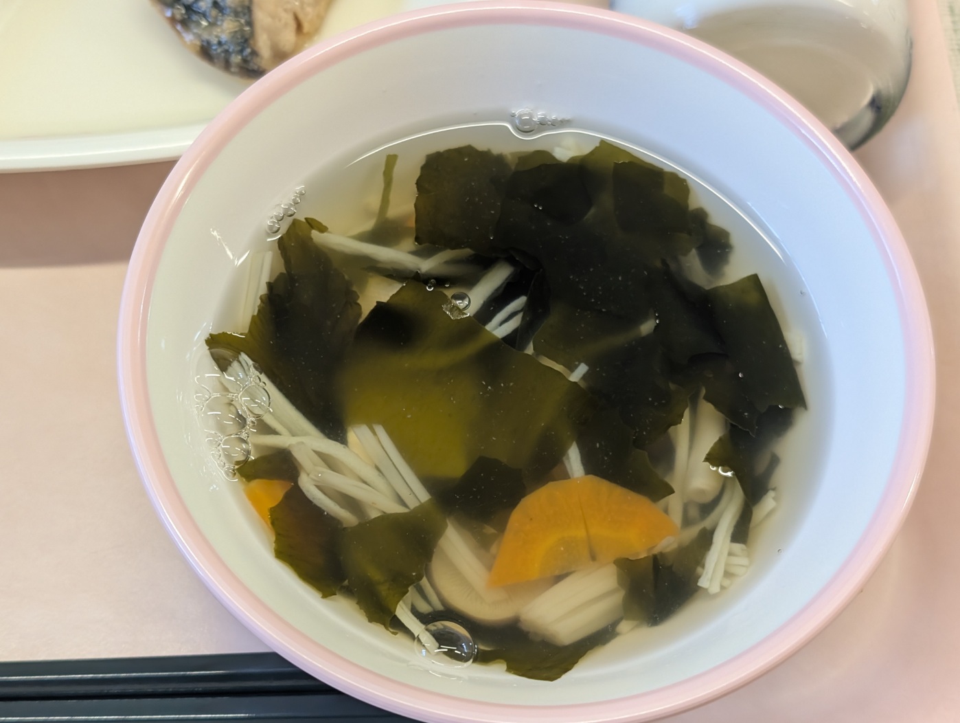 7月8日の給食の豆腐とわかめのすまし汁
