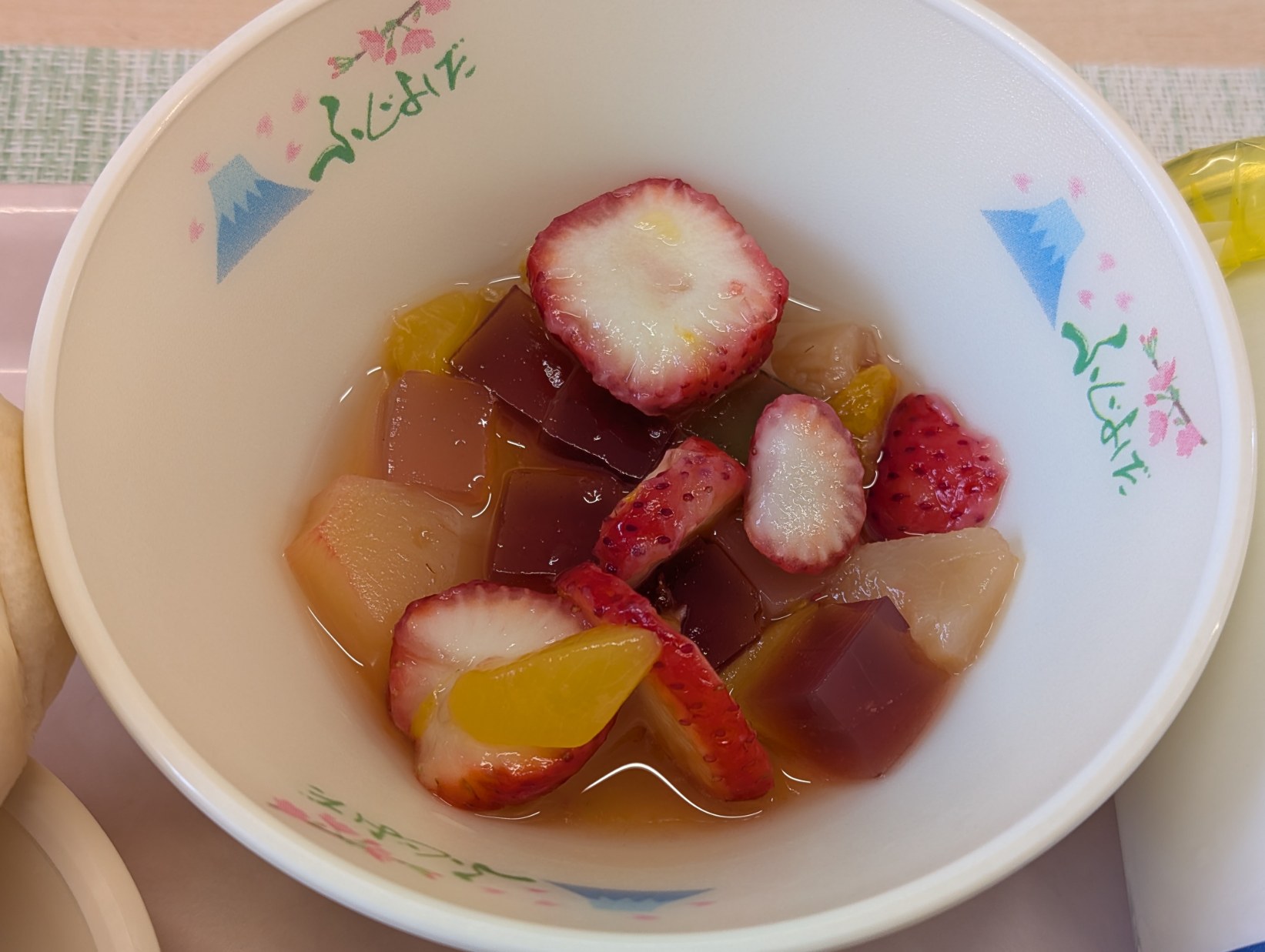 7月14日の給食の夏いちごフルーツポンチ